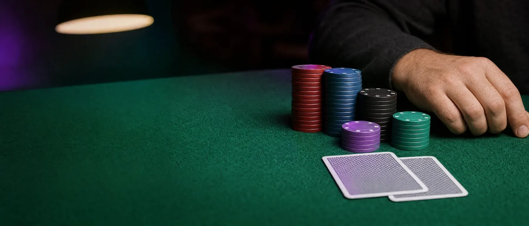 Jetons et cartes sur une table de poker, pour le bonus poker PokerStars
